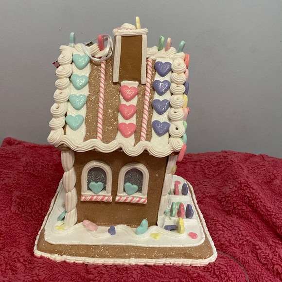 Love And Cupcakes LED  Pastel Light-up Valentines Gingerbread House NWT! - Picture 3 of 4